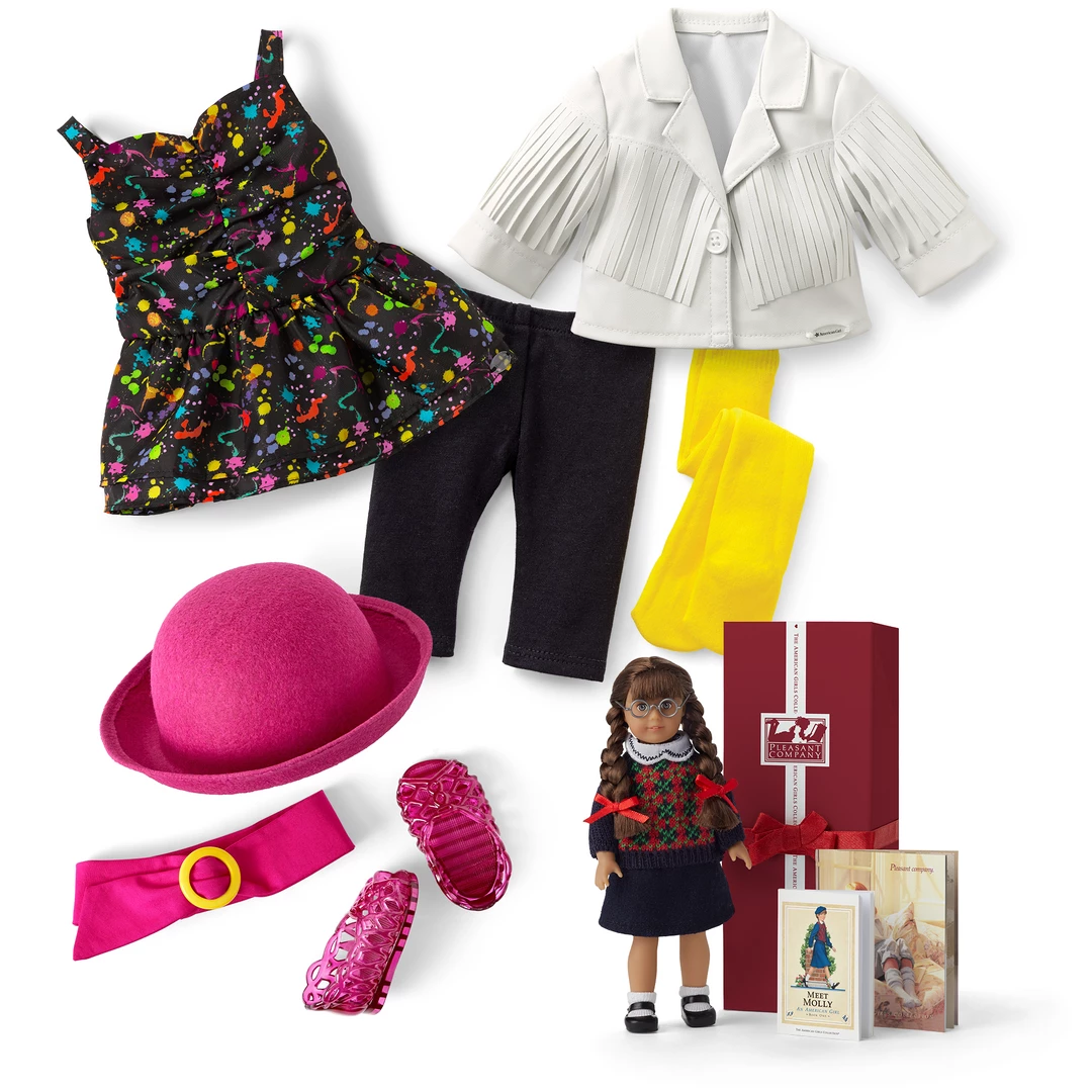 American Girl Courtney’s™ Holiday Bundle Ages 8+ 4 American Girl Courtney’s™ Holiday Bundle Ages 8+
